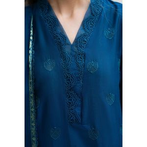 MIRAKHI Ensemble 3 pièces en mousseline brodée respirante, haut col en V Chickenkari, manches trois-quarts, collection Printemps/Été - LAWN JACQUARD - Product Image 3