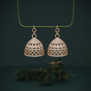 Boucles d'oreilles pendantes dôme ajouré diamant naturel Jhumki boucles d'oreilles fines en or jaune 18 carats Style ethnique de créateur pour cadeau - Product Image 1