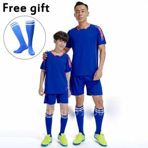Conjuntos de uniformes de diseño personalizado de alta calidad para equipos deportivos Camisetas de fútbol personalizadas con pantalones cortos para equipos de fútbol - Product Image 1