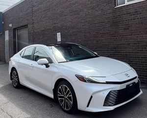 PREMIÈRE MAIN TITULAIRE 2025 TOYOTA CAMRY XLE AWD TOIT PANORAMIQUE VOITURE D'OCCASION BLANCHE EN BON ÉTAT - Product Image 1