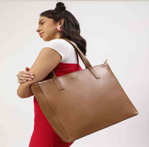 Esta linda bolsa de mano con diseño floral y base marrón con un posavasos de mármol ya está disponible a precios de mayoreo. - Product Image 2