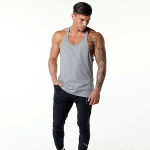 Camiseta 94% de algodón para hombre, prenda transpirable de corte bajo, con espalda cruzada abierta, color gris, dobladillo escalonado, 6% Spandex - Product Image 4