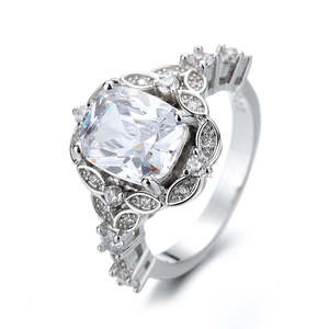 Anello di Fidanzamento Classico Placcato in Oro Bianco 14K con Cristalli e Moissanite, Tecnologia di Incastonatura a Griffe - Product Image 1