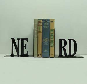 Serre-livres en métal de conception standard avec finition antique parfait pour ajouter une touche classique intemporelle à tout décor d'étagère - Product Image 2