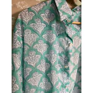 Camisa de Hombre 100% Algodón, Corte Slim Fit, Casual/Tuxedo, Diseño 'Océano' Estampado a Mano, Producto de Moda ODM - Product Image 1