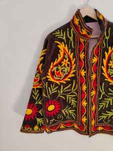 Veste en velours Suzani brodée à la main pour femmes, veste bohème en velours unique, élégante, vêtement d'extérieur d'hiver, tendance moderne - Product Image 2