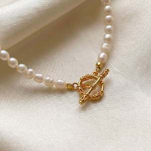 สร้อยคอไข่มุกแบบจี้รูปตัว T สไตล์แอนดี้ ยี่ห้อเจลูเลีย เอฟเวอร์เดย์ - Product Image 2