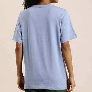 Camiseta de Mujer Personalizada de Alta Calidad con Bordado, Corte Ajustado, Estampado Moderno y Cuello Redondo - Product Image 2