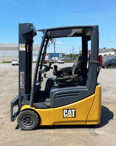 Chariot élévateur électrique à 3 roues 48V CAT 2ETC3000 avec une capacité de 3000 lb - Product Image 4