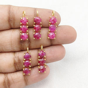 Rubí teñido chapado en oro piedra de nacimiento tres piedra conector doble bucle encantos de piedras preciosas para la fabricación de joyas DIY - Product Image 4