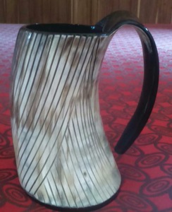Tasse en corne gravée ligne centrale sculptée Style animal cadeau de mariage personnalisé tasse en corne à boire - Product Image 2