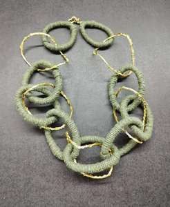 Ensemble de colliers de luxe en résine pour femmes, ensemble de boucles d'oreilles et de colliers en résine brillante - Product Image 4