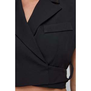 Blusa Corta Informal con Logotipo Frontal - Product Image 3