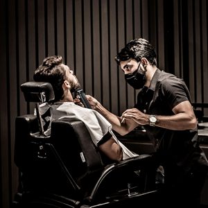 Tondeuses à cheveux sans fil professionnelles pour hommes, tondeuses à zéro espacement avec écran LED, 11 peignes de guidage, alimentation par batterie et USB - Product Image 1