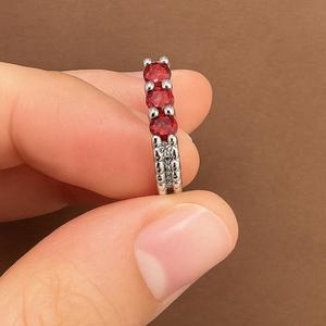 Anillo de tres piedras granate de diseño elegante y romántico con banda plateada y detalles acentuados - Product Image 2