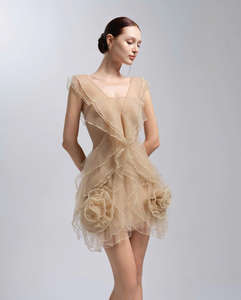 Robe courte en tulle à volants superposés de couleur nude inspirée de la couture avec des accents de roses 3D sculpturales, coupe en A, fabrication OEM ODM au Vietnam - Product Image 4