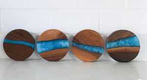 Posavasos de madera clásico con acabado de resina para proteger las superficies de las bebidas calientes - Product Image 4