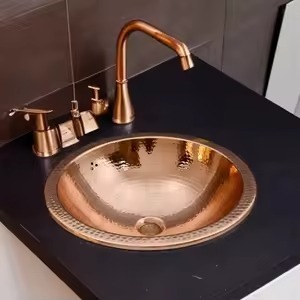 อ่างล้างจานทองแดงทรงสี่เหลี่ยมทำมือพร้อมพื้นผิวที่ตอกทนทานมีสไตล์และเหมาะสำหรับห้องครัวสไตล์ชนบทที่ทันสมัย - Product Image 2