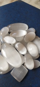 Sphère de sélénite naturelle, pierre précieuse de sélénite de haute qualité, sphère de sélénite blanche, pierre précieuse de méditation et de guérison - Product Image 3