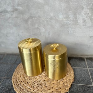 ชุดกระปุกเก็บของโลหะสลักลายทอง ดีไซน์ทันสมัย รูปทรงกระบอก ฝาปิดมีลวดลายดอกไม้ ราคาขายส่ง - Product Image 4