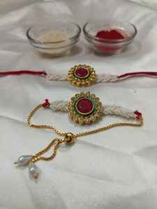 Ensemble de Rakhi Kundan Fait Main avec Chaîne de Perles, Combo de Rakhi Design pour Bhaiya Bhabhi, Cadeau Traditionnel Raksha Bandhan - Product Image 4