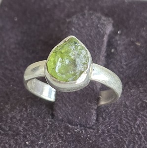 ชุดแหวนแฟชั่นสีเงินสเตอร์ลิงสไตล์โบฮีเมียนปรับขนาดได้ทำด้วยมืออัญมณี prehnite แบบไม่สม่ำเสมอสำหรับวันครบรอบแต่งงาน - Product Image 4