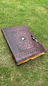 Los diarios de cuero hechos a medida adornados con piedras de ágata son funcionales para un cuaderno o regalo personal - Product Image 2