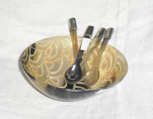 Juego de cucharas de cuerno de búfalo con acabados naturales y arte tradicional perfecto para colecciones de regalos rústicos - Product Image 1