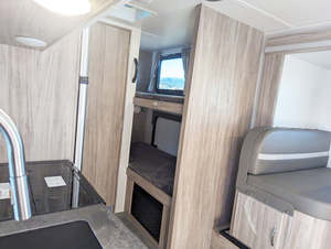 Utilisé en Chine : Caravane de voyage de 15 pieds avec lits superposés, ouverture latérale et structure en aluminium pour vos aventures - Product Image 6