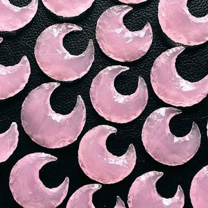 Suministro al por mayor de cristal de punta de flecha de cuarzo rosa para equilibrio emocional y alineación de chakras disponible para la venta - Product Image 3