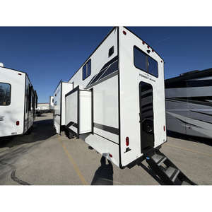 Remolque de Viaje de Aluminio Sabre SRF36DBB-C 2026 con Características Expandidas, Color Blanco, Capacidad para 8 Personas - Product Image 1