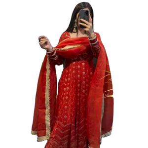 Robe Salwar pakistanaise rouge en tissu faux georgette épais, col rond, longueur ras du sol, pour Mehendi / Sangeet / Réception - Product Image 1