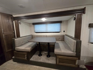 NEATLY USED 2020 F-O-R-E-S-T RV R-I-V-E-R WOLF PUP BLACK LABEL 16PF DISPONIBLE À LA VENTE - Product Image 4