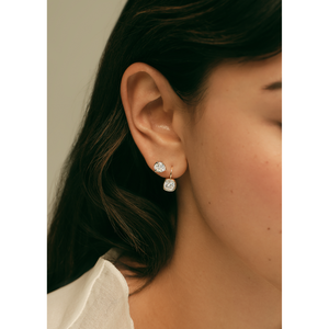 Boucles d'oreilles Harper en or jaune 2 carats avec diamants taille coussin, design pendantes - Product Image 2