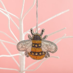 Adornos colgantes de lana de alta calidad hechos a mano Zari, adornos festivos brillantes para árboles de Navidad dorados con encanto navideño - Product Image 4