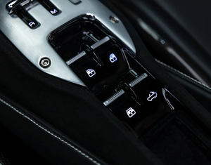 2022 Lujoso Auto Híbrido Convertible SF90 Spiders con Motor de Ocho Cilindros de 4.0L, Tracción en las Cuatro Ruedas Automática, Bajo Kilometraje, Volante a la Izquierda - Product Image 4