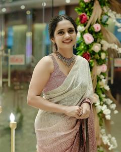 Saree en mousseline de soie georgette brodée arc-en-ciel avec impression numérique lourde pour toutes les occasions ethniques - Product Image 4