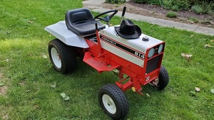 Compre un tractor cortacésped Gravely 2WD rojo con asiento blanco y volante negro, fácil de operar. - Product Image 2