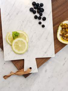 Planche à découper en marbre pour les tâches de cuisine professionnelles, offrant une base stable pour une découpe alimentaire sûre - Product Image 2