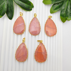 Rosa ópalo rebanada pera forma piedra preciosa oro electrochapado encanto colgante joyería - Product Image 1