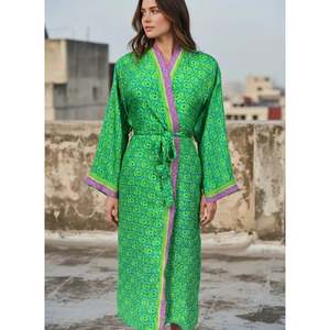 Kimono Bohemio Vintage Chic de Seda Reciclada para Mujer, Túnica de Sari para Playa, Resort, Dama de Honor, o Cubre Traje de Novia - Product Image 1