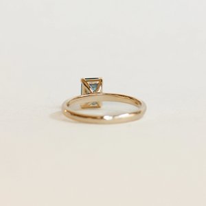 Anillo de Topacio Azul Londres con Corte Octogonal y Engaste de Puntas, Plata de Ley 925 Maciza con Baño de Oro, Banda Minimalista para Mujer, Compromiso, Fiesta - Product Image 4