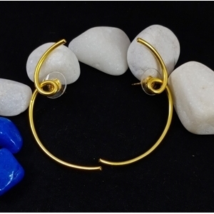 Pendientes de Aro y con Perno de Latón Hechos a Mano, Chapados en Oro, Estilo Clásico y Religioso con Circonita y Perla de Concha como Piedras Principales, Diseño Adorable - Product Image 1
