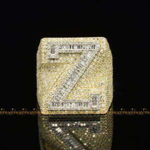 Anillo Original de Hip Hop, busto completo con diamantes de moissanita redondos brillantes y corte Baguette en oro amarillo de 10kt para Unisex - Product Image 1