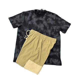 ชุดกีฬาผู้ชาย 2 ชิ้น เสื้อยืดและกางเกงขาสั้น สำหรับวิ่งและออกกำลังกาย ผ้าโพลีเอสเตอร์ 100% น้ำหนักเบา ระบายอากาศได้ดี เหมาะสำหรับออกกำลังกายและฟิตเนส - Product Image 1