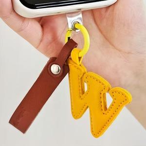 Usine en gros de haute qualité en cuir A-Z Alphabet lettre porte-clés <span class=keywords><strong>avec</strong></span> sangle pour la décoration de téléphone - Product Image 1
