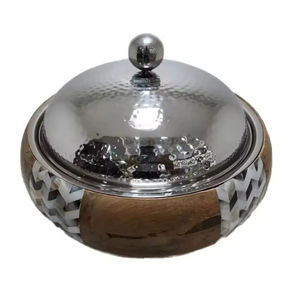 Casserole en métal de style vintage intemporel avec pot en bois de nacre personnalisable, parfaite pour la vaisselle de luxe des buffets - Product Image 1