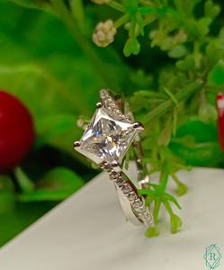 แหวนเพชรโมอิสเจียระไนแบบเจ้าหญิง1.50 CT พร้อมก้านบิดที่สวยงามและไม่เหมือนใครสำหรับงานแต่งงาน - Product Image 2