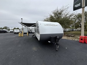 Nueva Caravana de Viaje F-o-r-e-s-t R-i-v-e-r Wildwood X-L-i-t-e 24RLXL 2026 con Tienda de Campaña en el Techo en Oferta - Product Image 4
