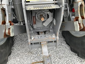 2018 Massey Ferguson 5712S 4WD Equipo agrícola de alto rendimiento Tractor eficiente Motor de rodamiento de bajas horas Engranaje del motor - Product Image 6